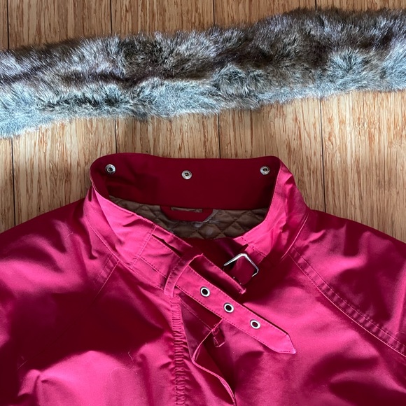 Red coat with adjustable waist and removable faux-fur collar - Picture 5 of 7